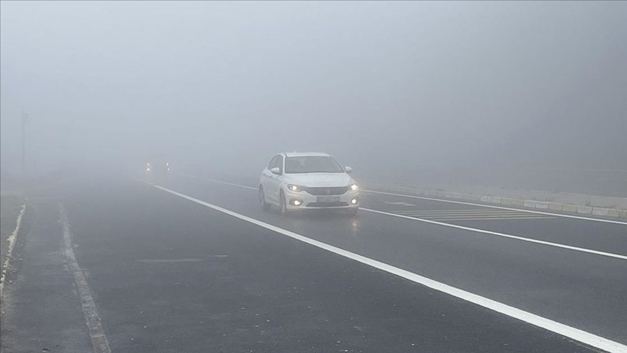 Bolu Dağı’nda etkili olan sis D-100 kara yolunda görüş mesafesini düşürdü