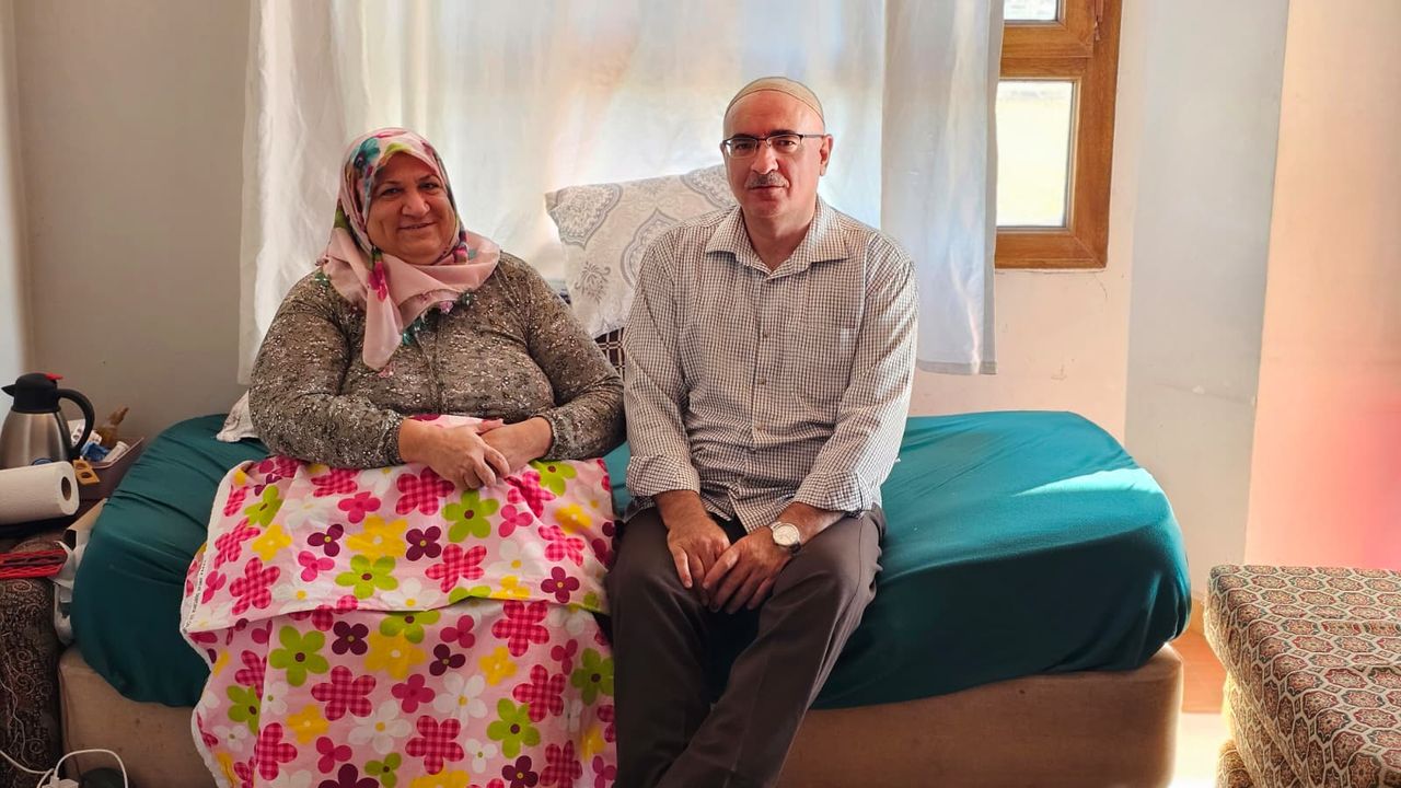 Din görevlisi Işıkgöz, yatalak eşine 'vefa' örneği sergiliyor