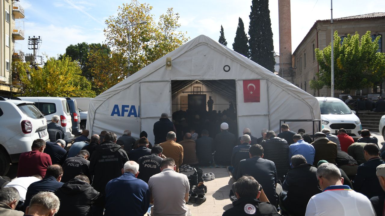 Depremin merkezi Sındırgı’da cuma namazı Şerifpaşa Meydanı’nda kılındı