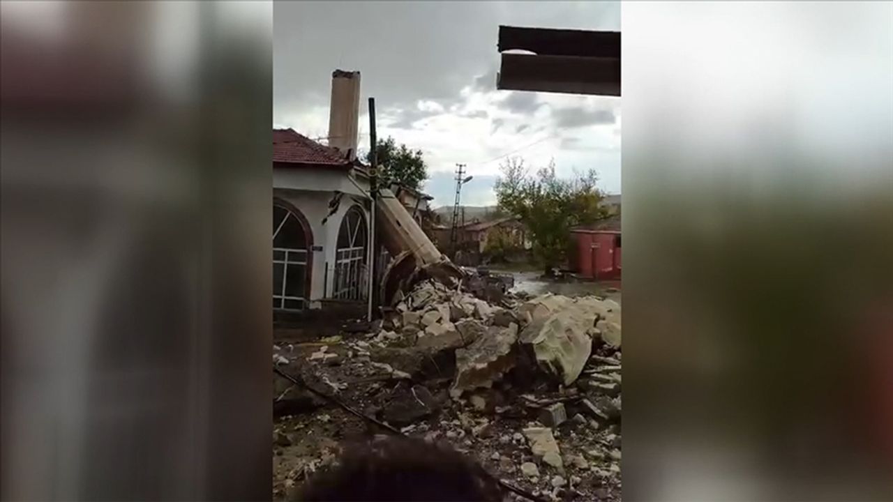 Ankara’da etkili olan fırtına nedeniyle bir caminin minaresi yıkıldı