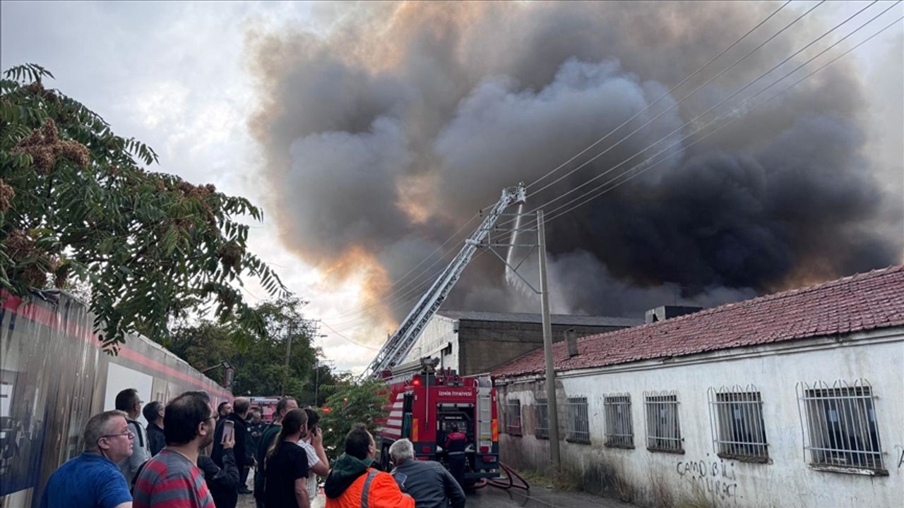 İzmir’de depoda çıkan yangına müdahale ediliyor