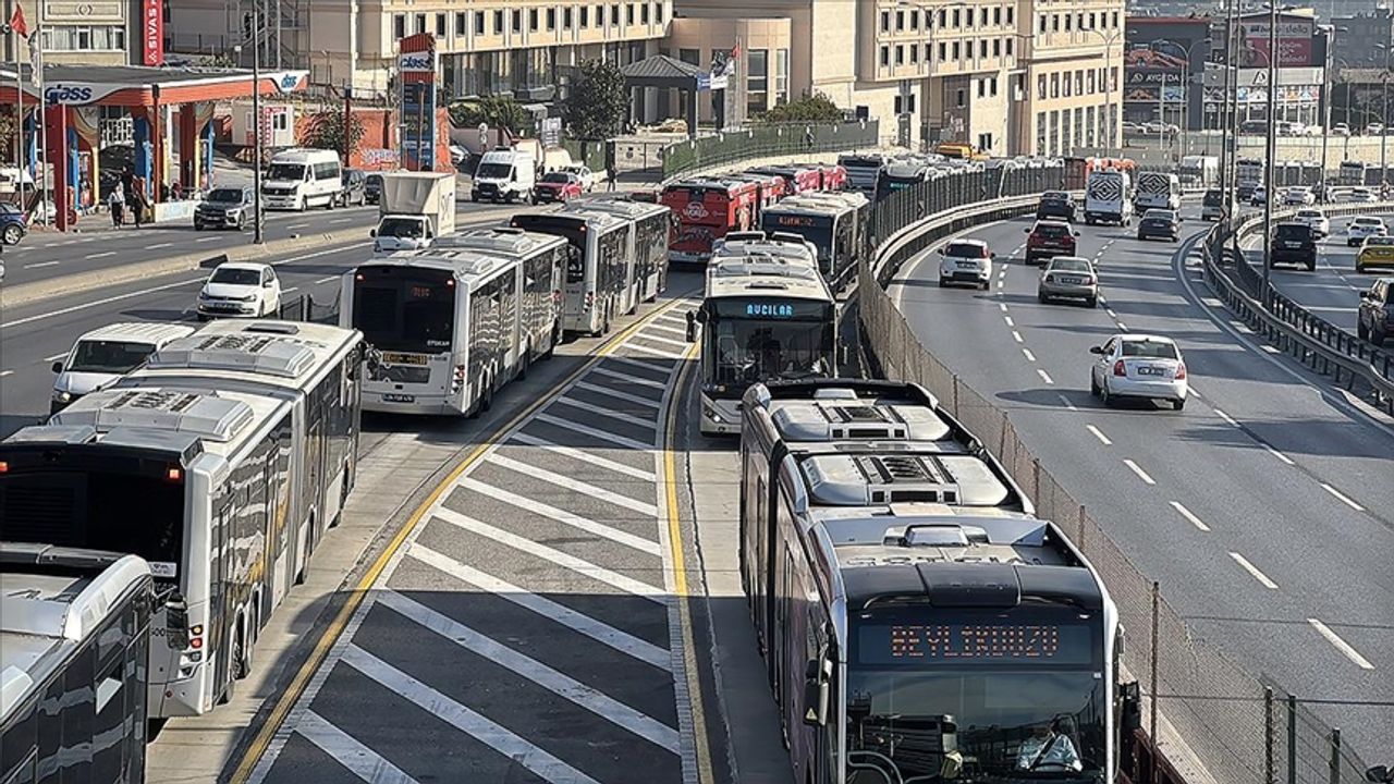 Küçükçekmece’de 2 metrobüsün çarpıştığı kazada 1 kişi yaralandı