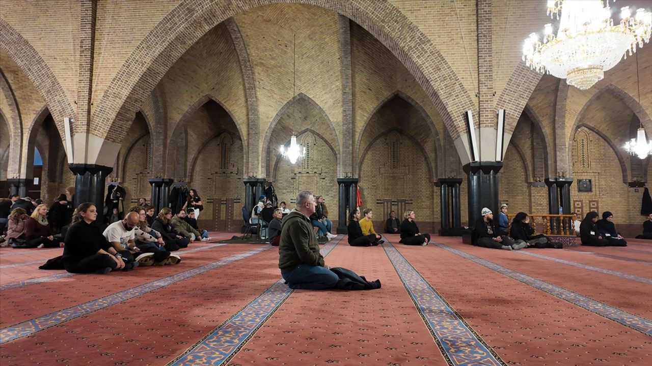 Amsterdam'da Fatih Camii 'Müzeler Gecesi'nde 1000'den fazla ziyaretçiyi ağırladı
