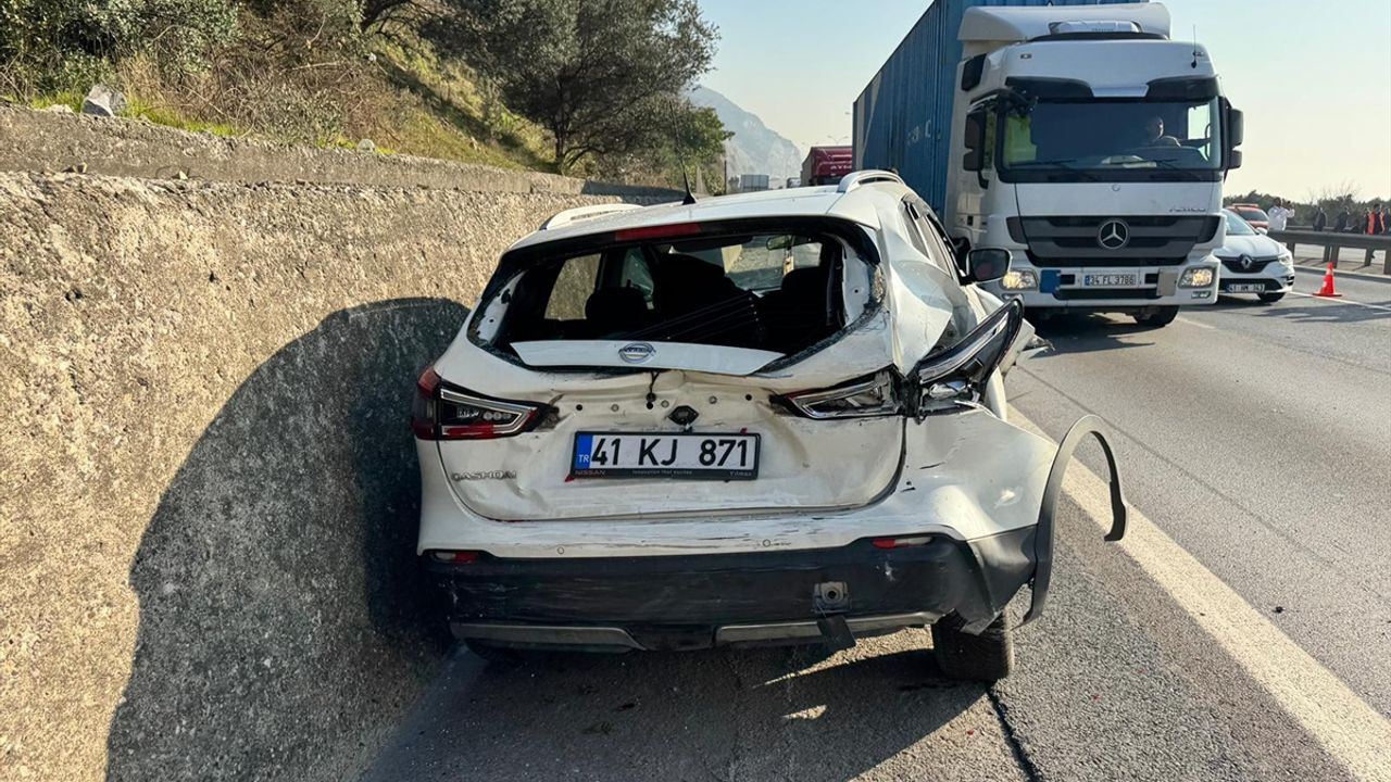 Anadolu Otoyolu Kocaeli kesiminin Ankara istikameti kaza nedeniyle ulaşıma kapandı