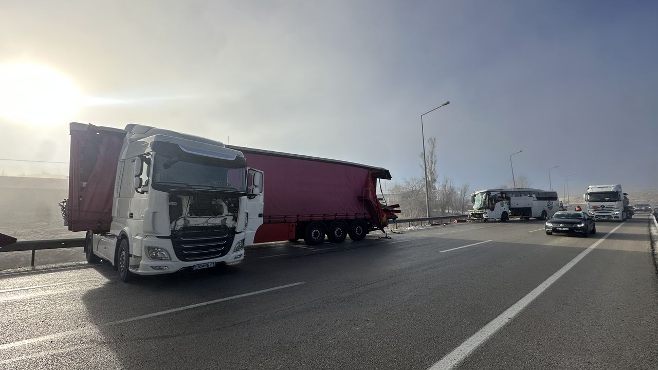 Erzurum’da yolcu otobüsü ile tırın çarpıştığı kazada 11 kişi yaralandı