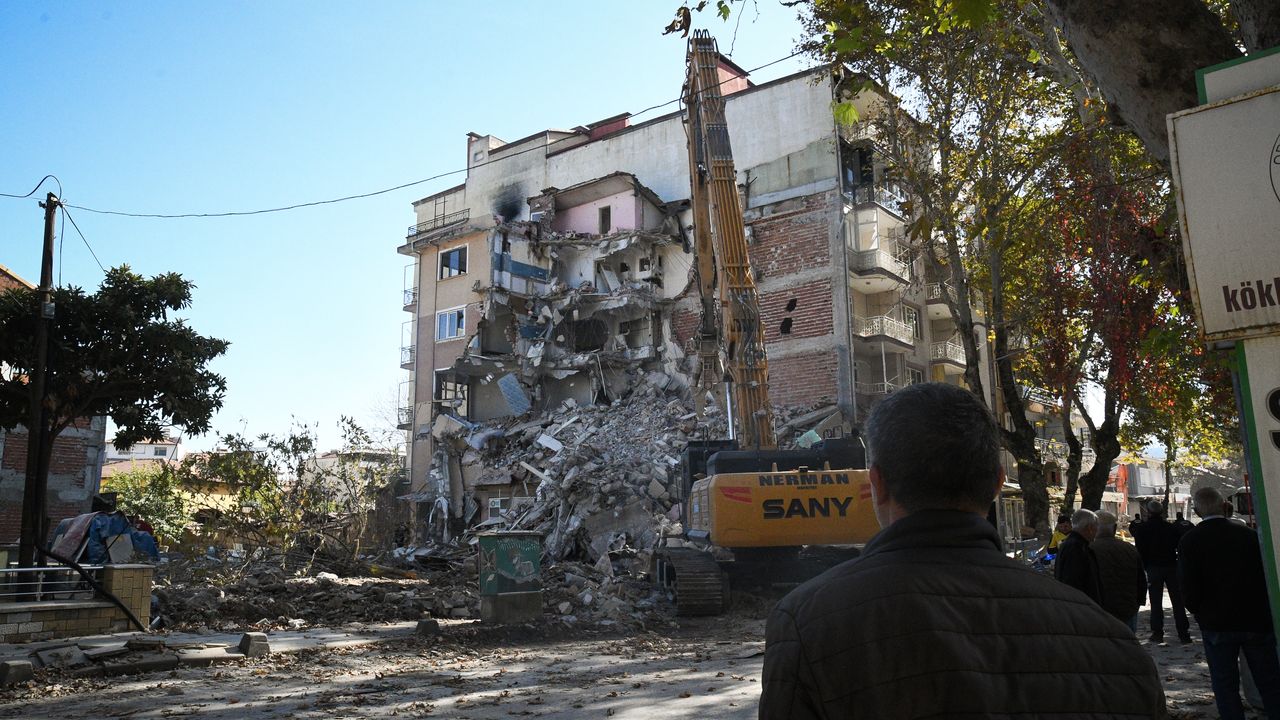 Sındırgı’da ağır hasarlı binaların yıkımı ve enkaz kaldırma işlemleri devam ediyor