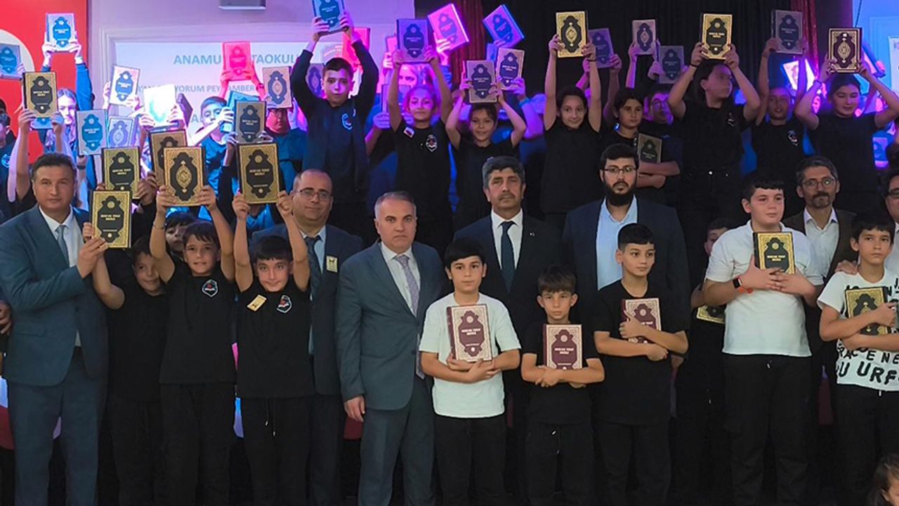 Anamur’da öğrencilere Kur’an hediye edildi