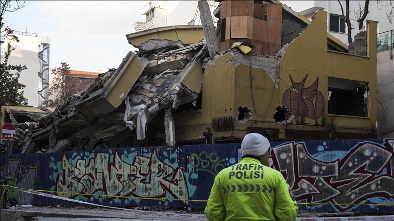 Ankara’da kontrollü yıkımı yapılan 5 katlı atıl bina çöktü