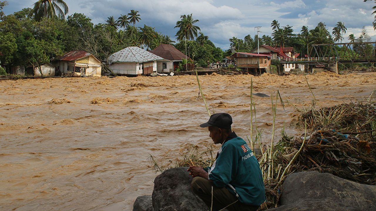 Endonezya'da şiddetli yağışların yol açtığı afetlerde ölenlerin sayısı yükseliyor