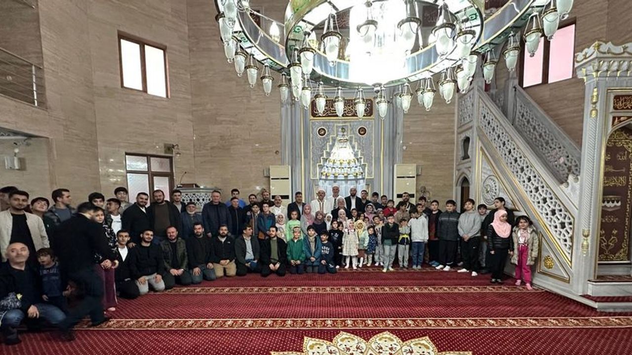 Esenler’de öğrenciler sabah namazında buluştu