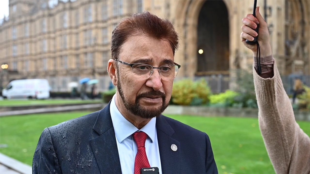 İngiliz Müslüman Milletvekili Khan, hükümete artık İslamofobiyi tanımlaması çağrısı yaptı