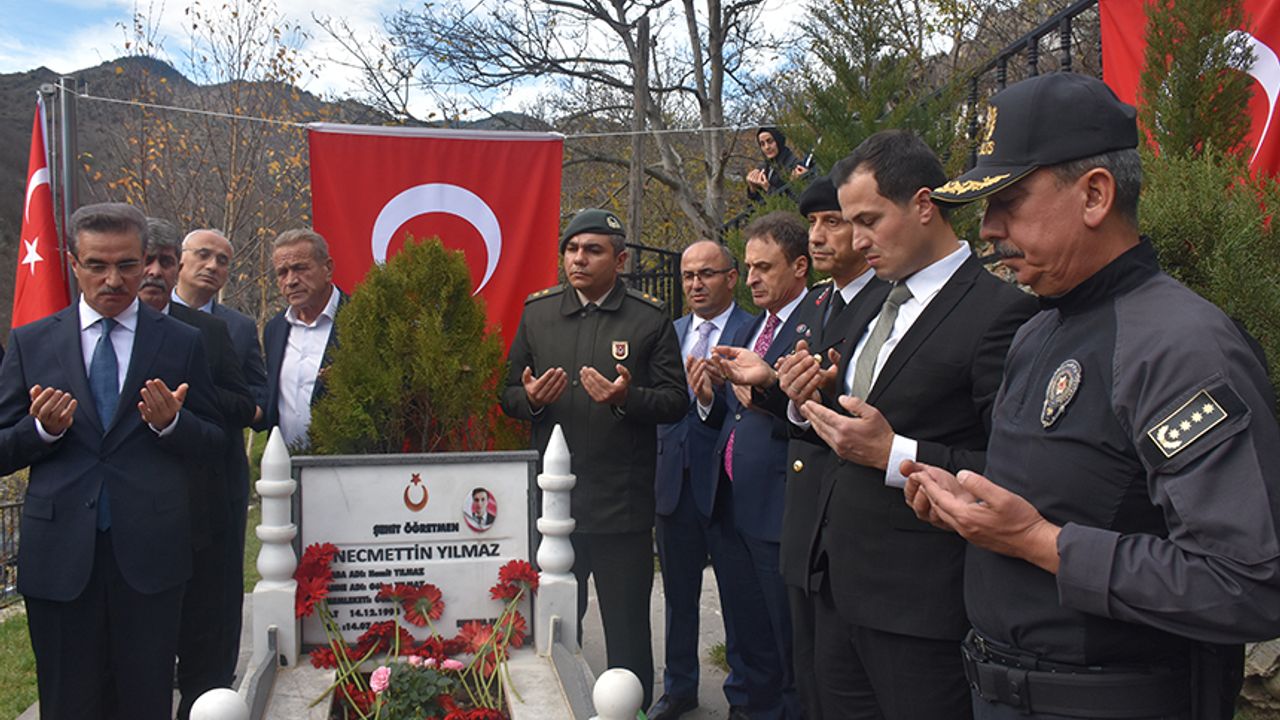 Şehit öğretmen Necmettin Yılmaz kabri başında anıldı