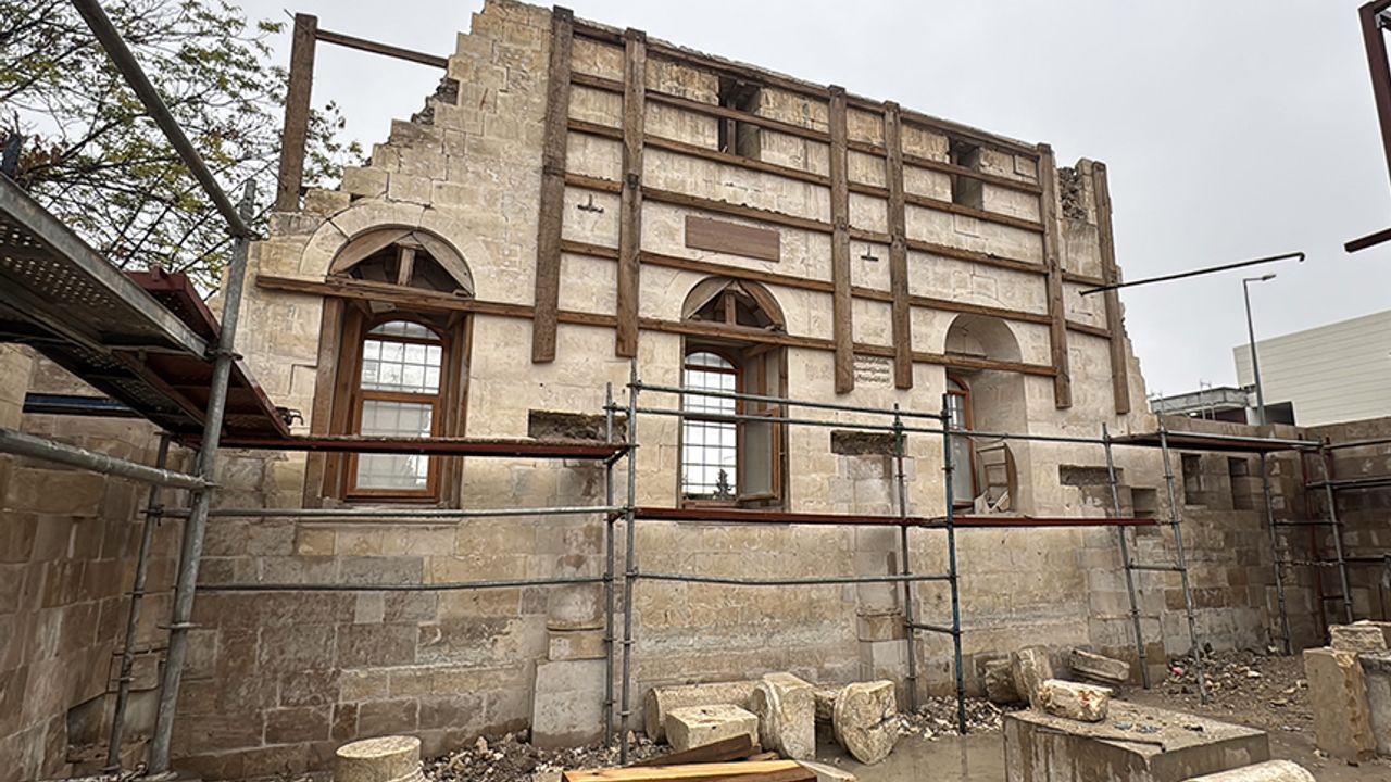 Adıyaman’da depremde yıkılan tarihi camiler ayağa kaldırılıyor