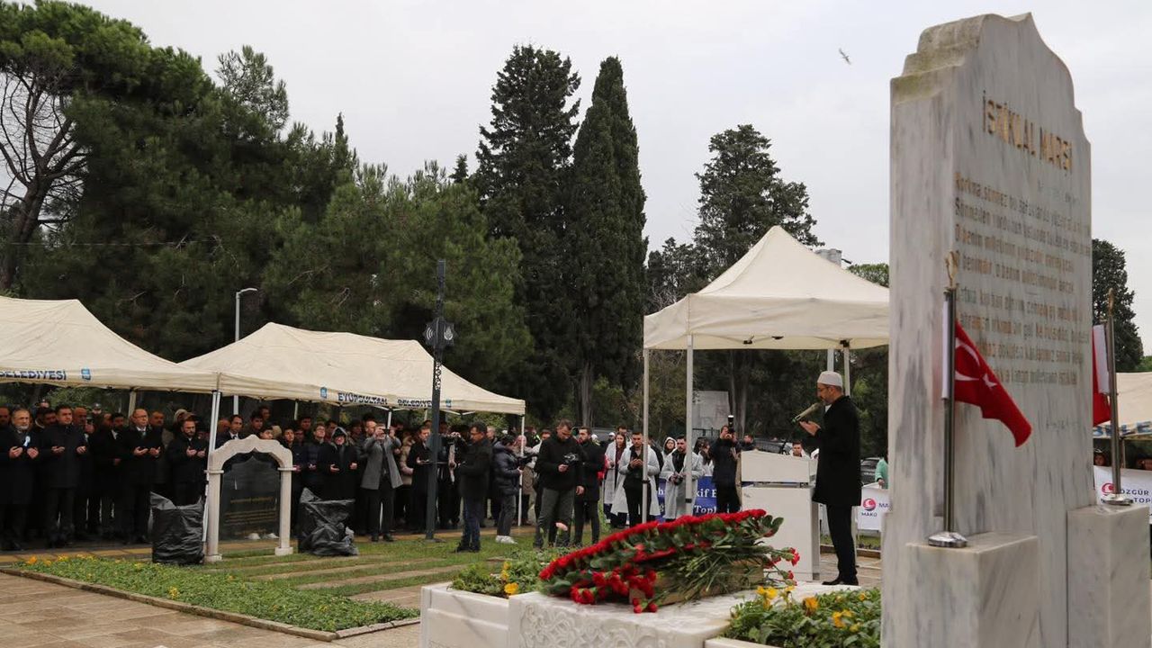 İstiklal Şairi dualarla anıldı
