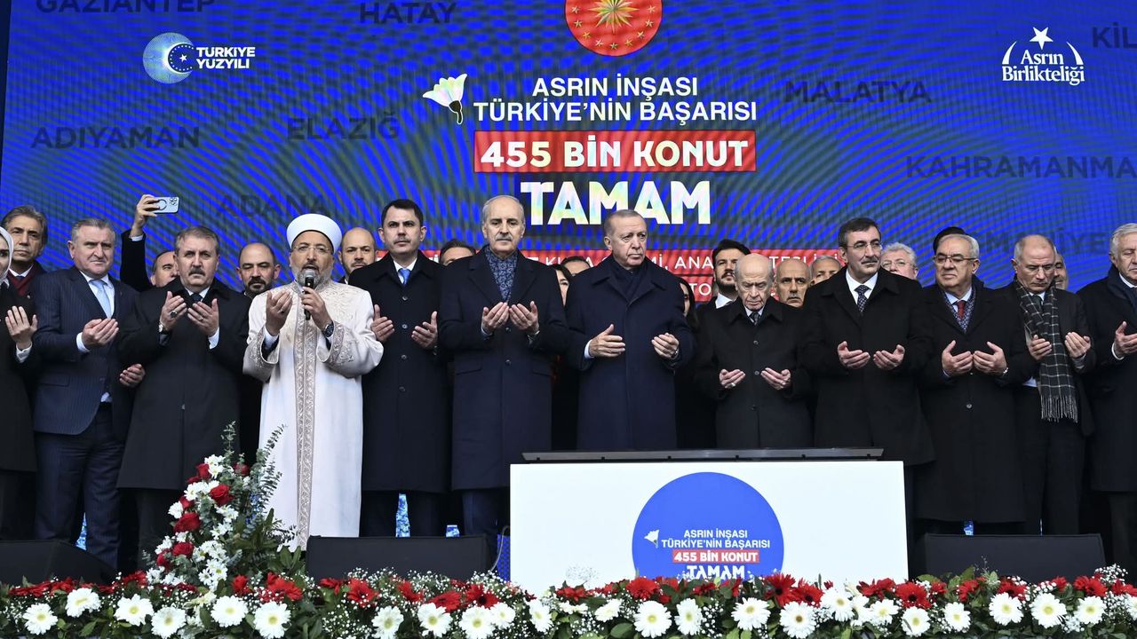 Depremzedeler, dualarla evlerine kavuştu