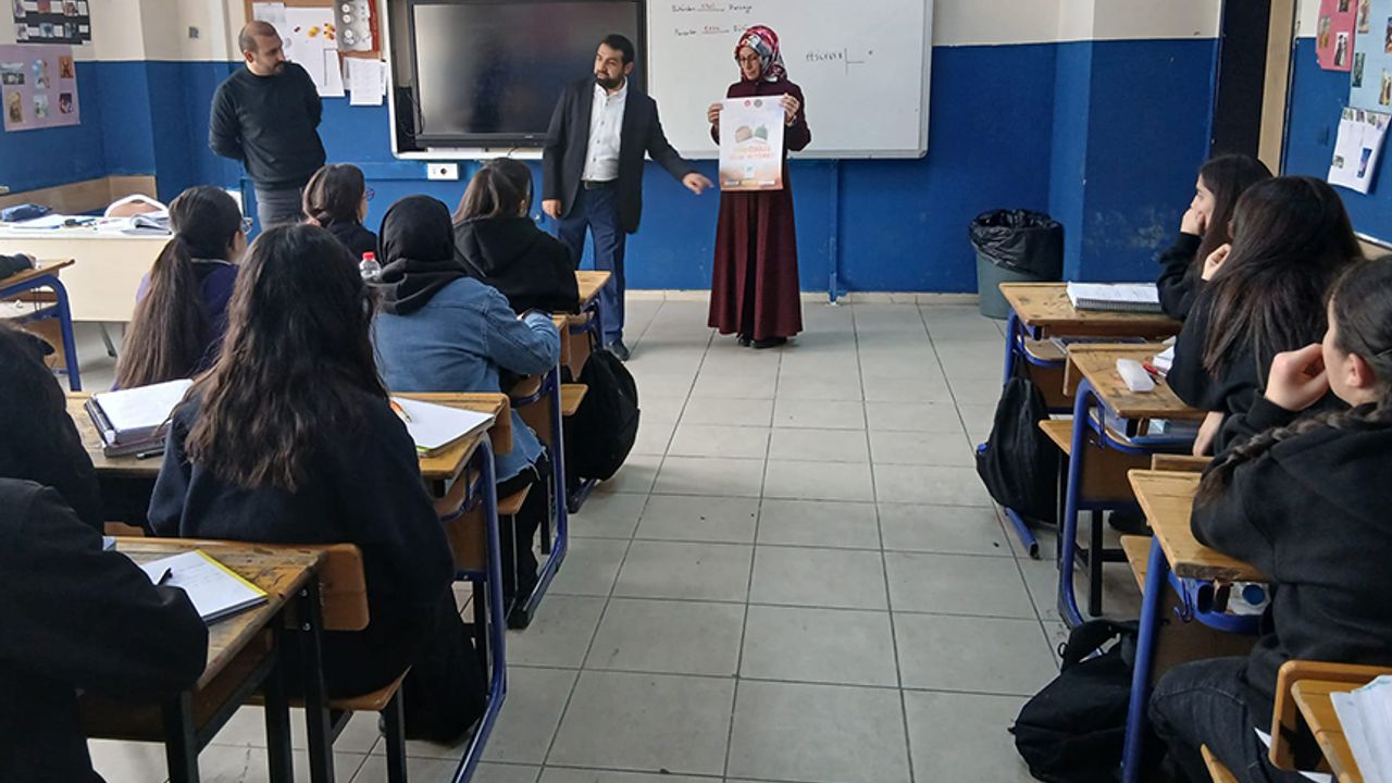 Hakkari’de “Umre Ödüllü Gençlik Bilgi Yarışması” tanıtıldı