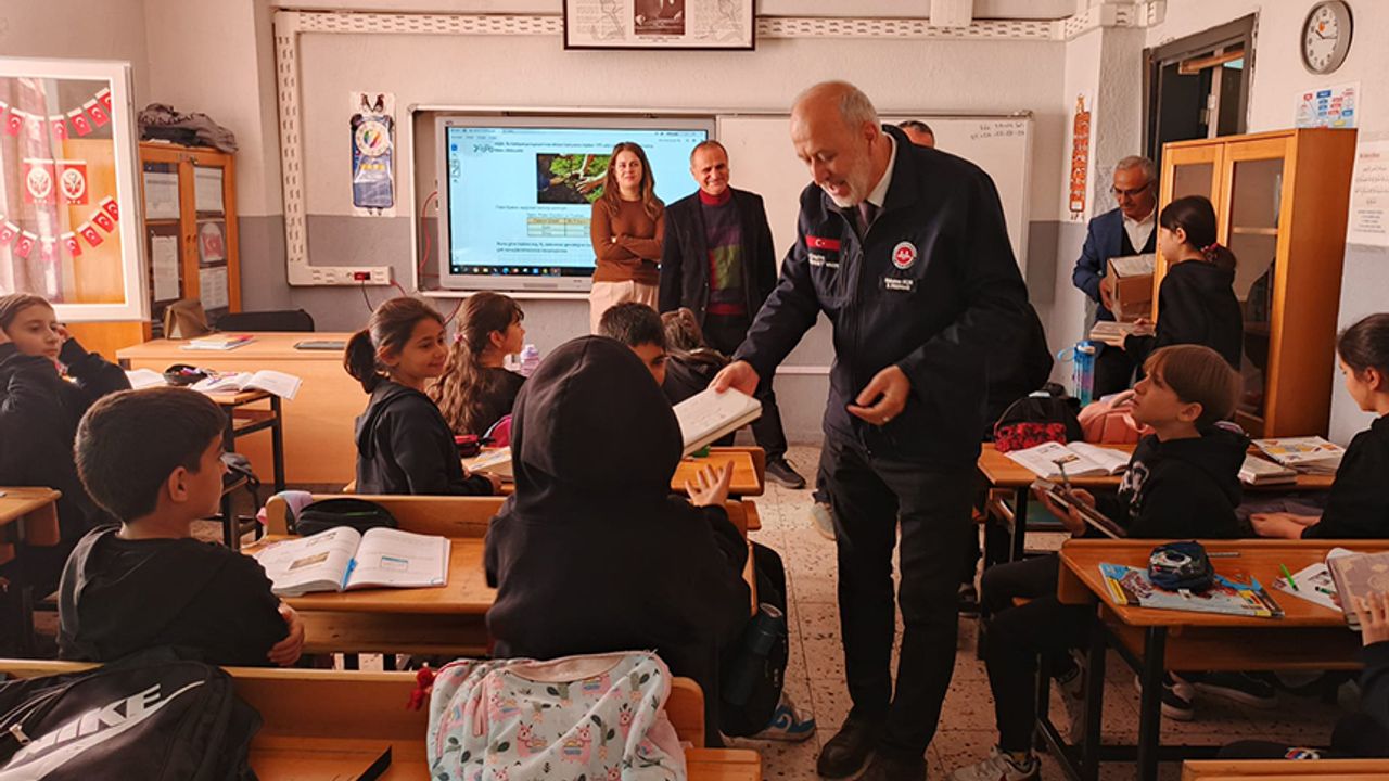 Isparta’da öğrencilere Kur’an hediye edildi