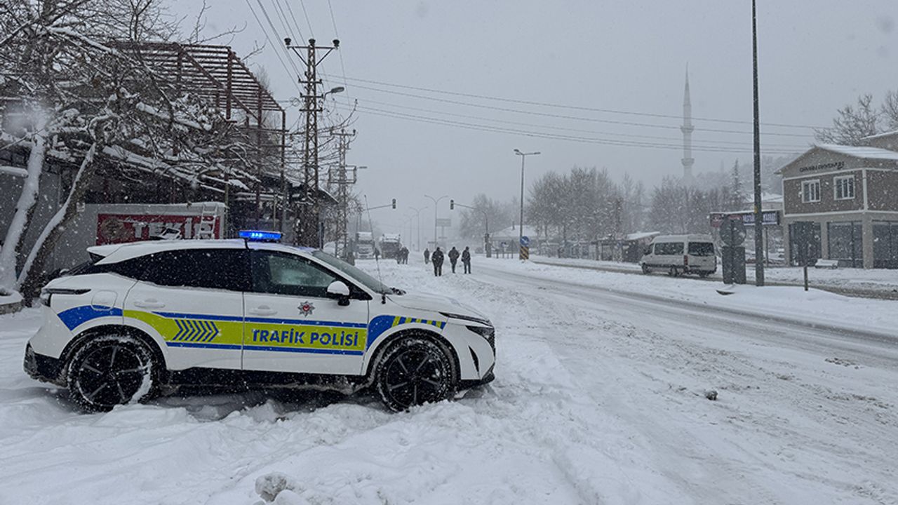 Kahramanmaraş-Kayseri kara yolu kar ve tipi nedeniyle ulaşıma kapandı