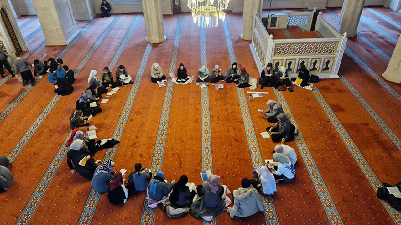 Kastamonu’da gençler camide “Kitap Okuma Etkinliği” yaptı