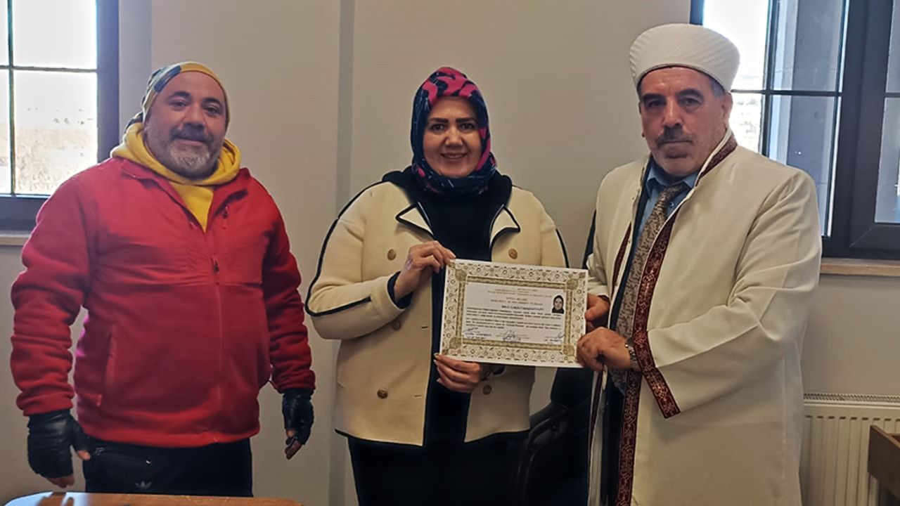 Müslüman arkadaşından etkilenerek İslamiyet’i seçti