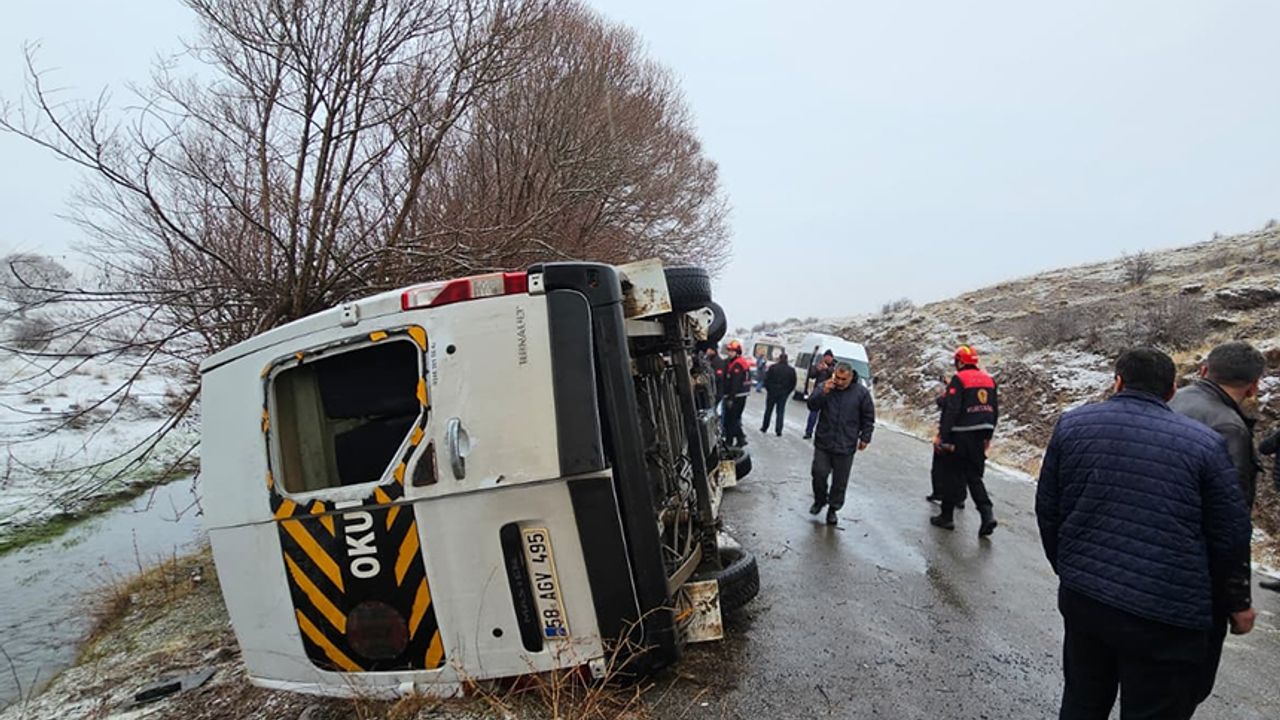 Sivas’ta öğrenci servisi devrildi