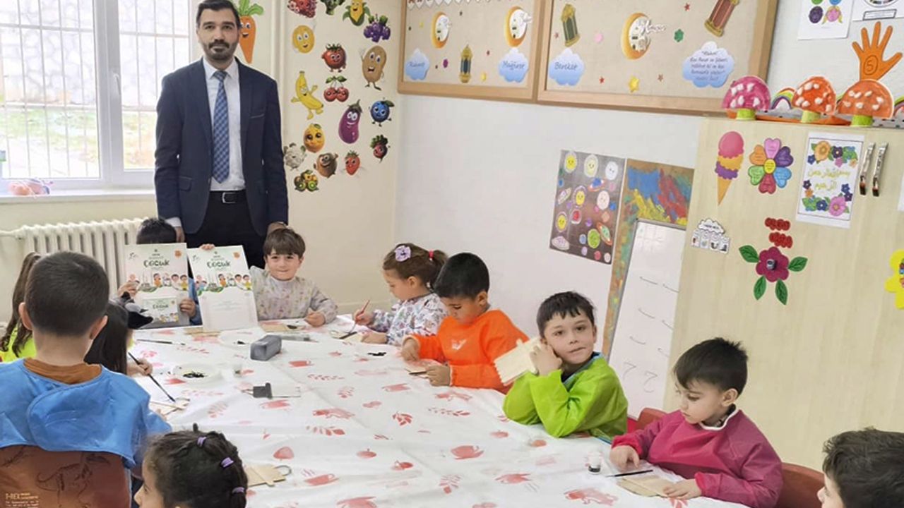 Miniklere ‘Diyanet Çocuk’ takvimi hediye edildi