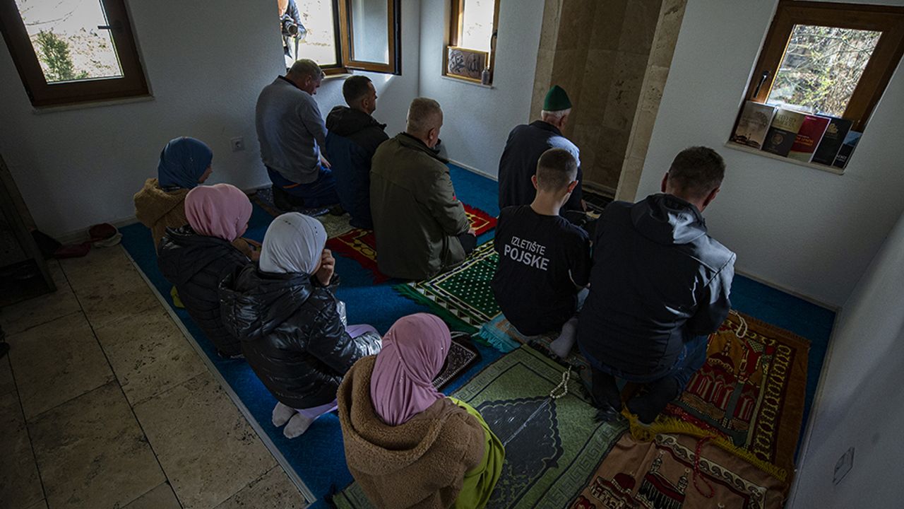 Bosna Hersek'in en küçük camilerinden birisinde en fazla 10 kişi ibadet edebiliyor