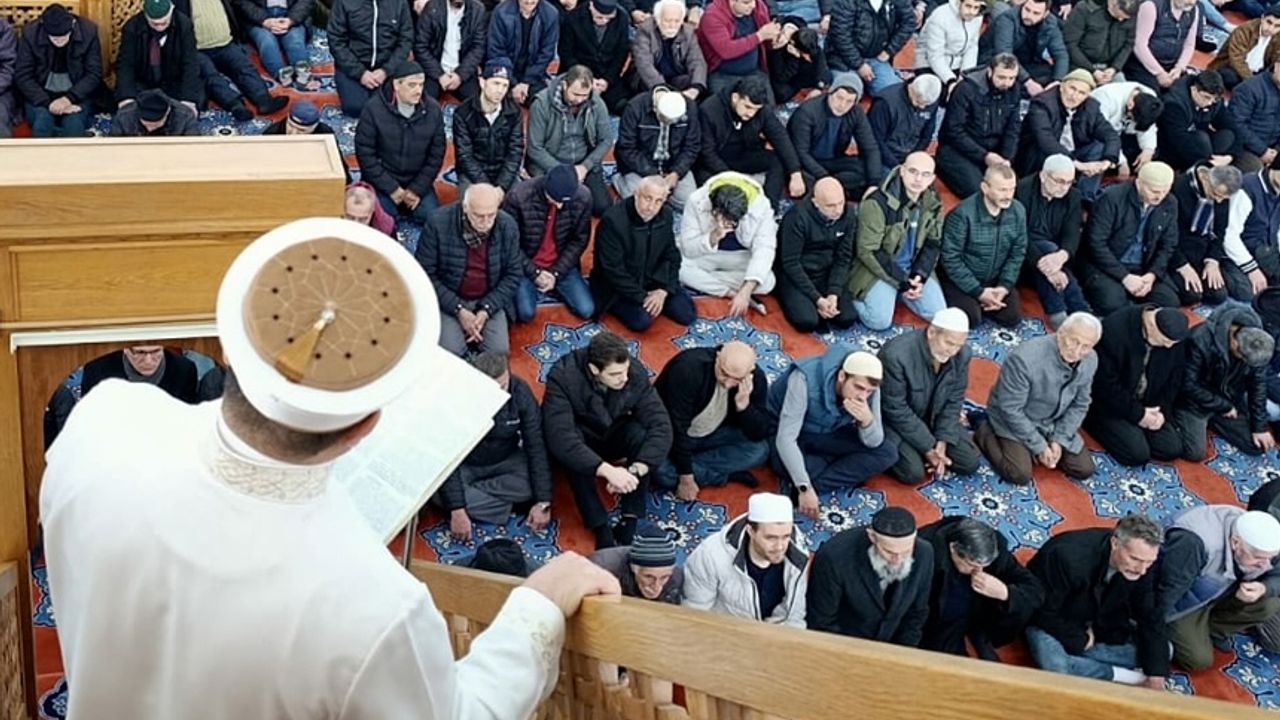 Cuma hutbesinde din istismarına dikkat çekildi