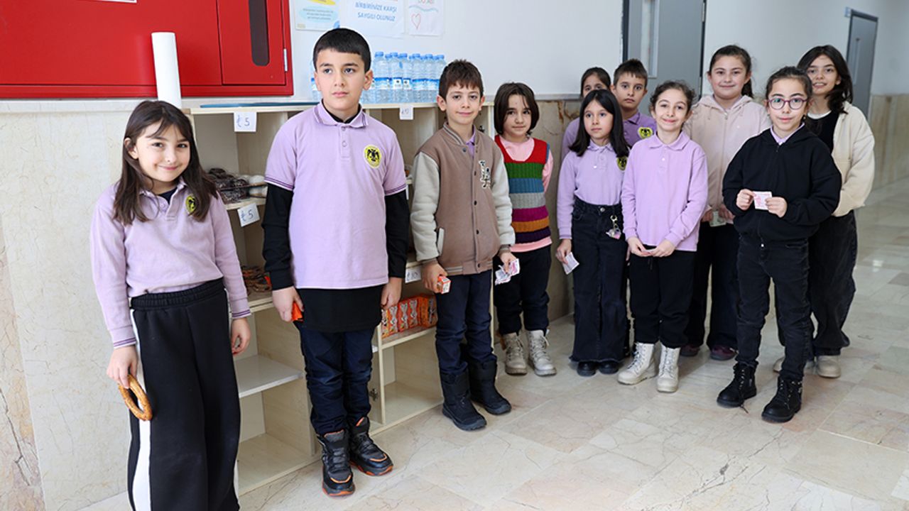 İlkokuldaki kasiyersiz “dürüstlük dolabı” kasa fazlası verdi