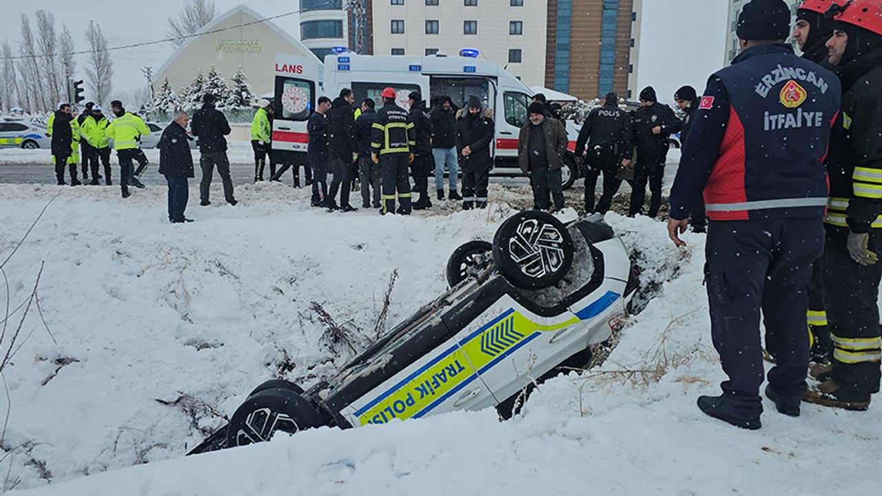 Erzincan’da polis aracının devrilmesi sonucu 2 memur yaralandı