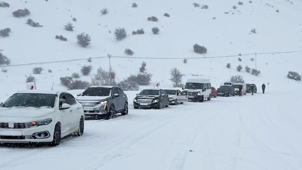 Gümüşhane-Erzincan kara yolu kar yağışı nedeniyle trafiğe kapatıldı