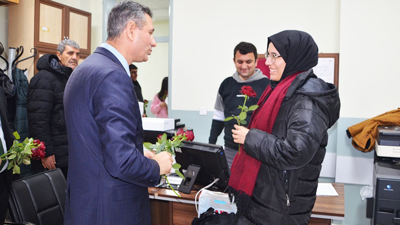 Muş’a atanan öğretmenler güllerle karşılandı