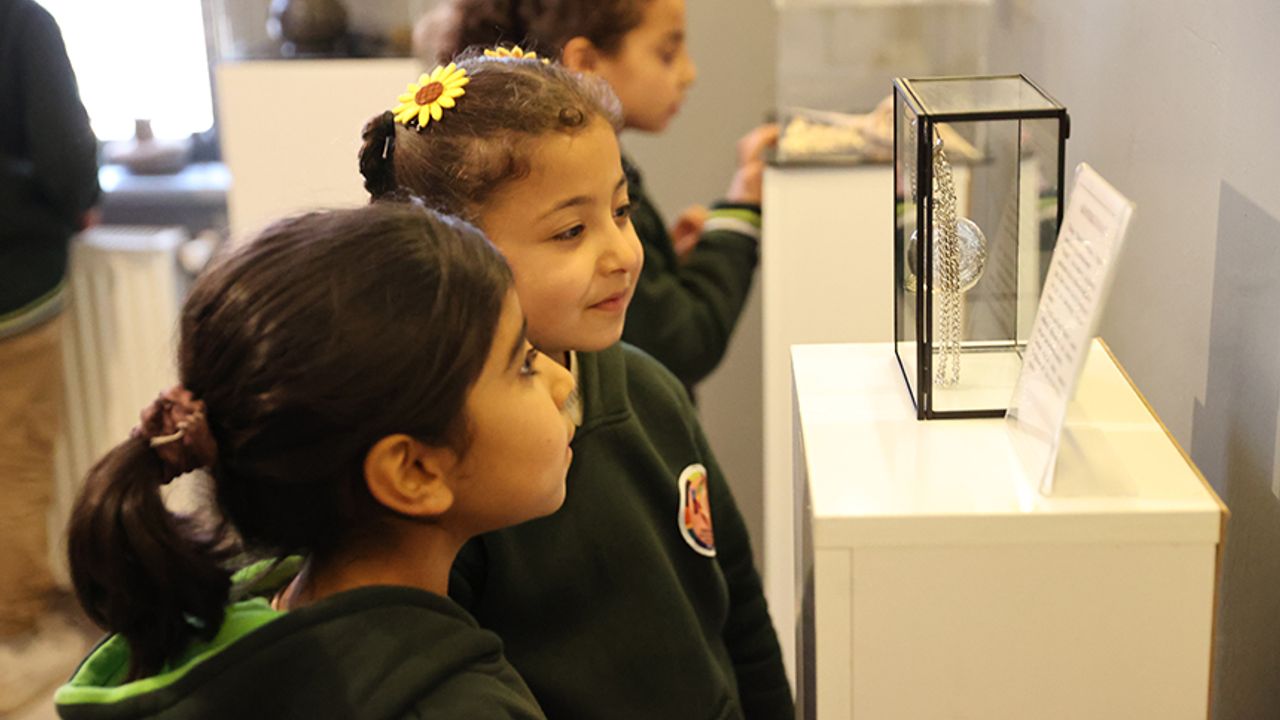 Kırsal mahalledeki öğrencileri için okula müze kurdular