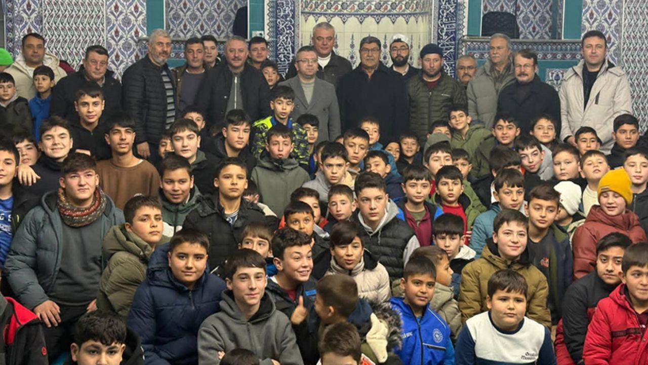 Savaştepe’de gençler camiyi doldurdu