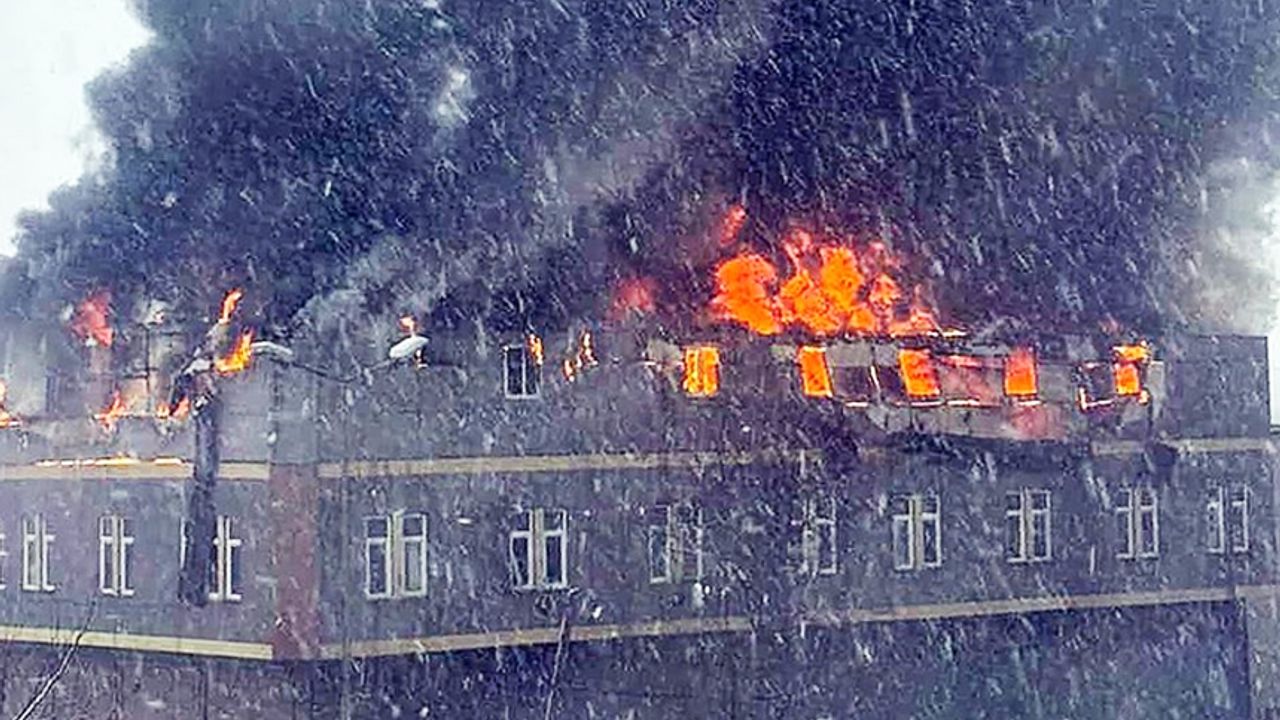 Tuzla’da fabrikada çıkan yangına müdahale ediliyor