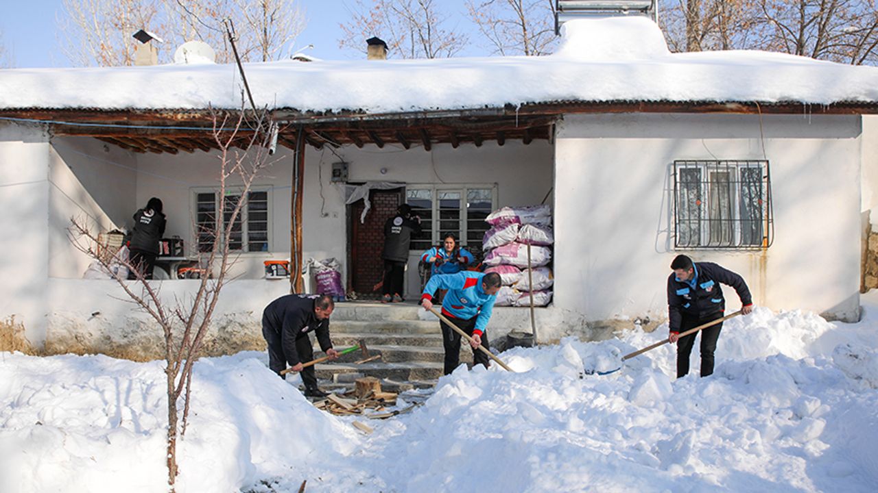Vefa ekipleri kışın zor şartlarında ihtiyaç sahiplerinin yardımına koşuyor