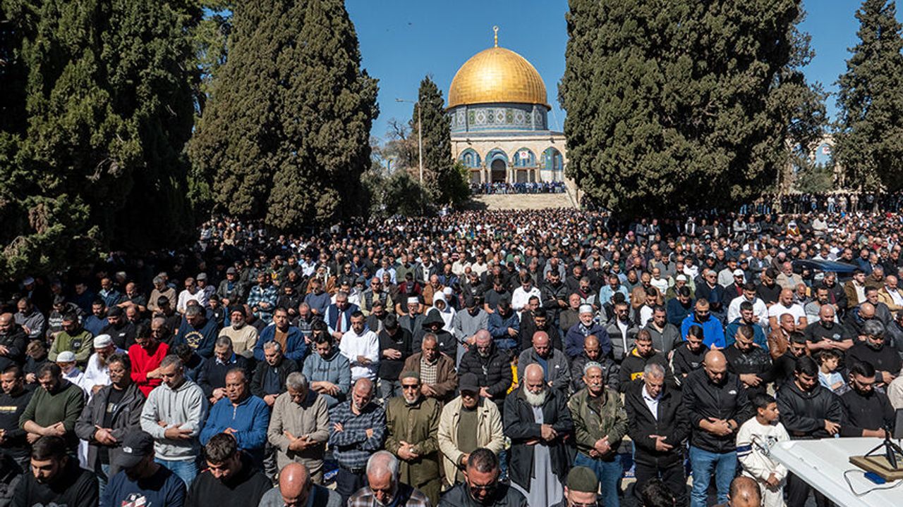 İşgale rağmen ramazan ayının ilk cuması Aksa'da kıldı