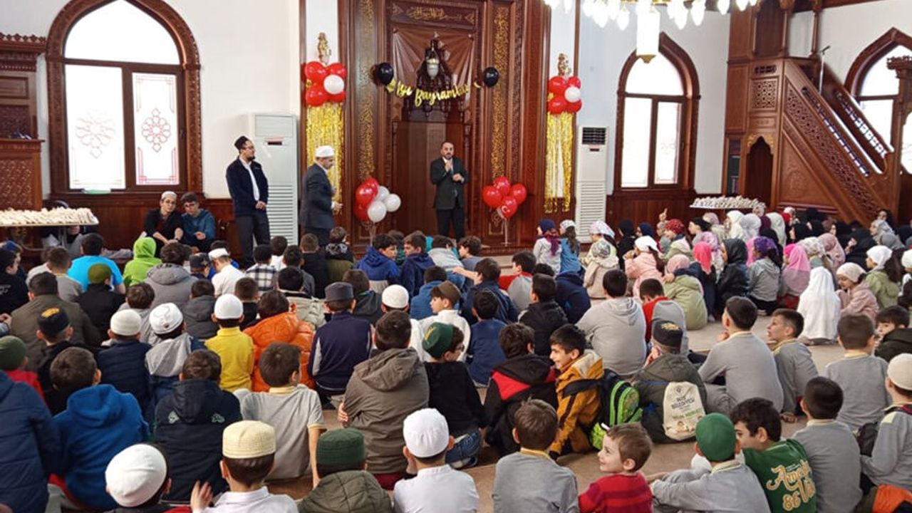 Rize'de gençler Mehmet Akif’i kitaplarla tanıdı