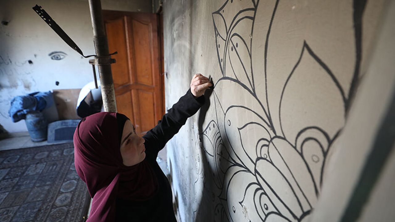 Gazzeli kadın, engeline rağmen resim yapıyor