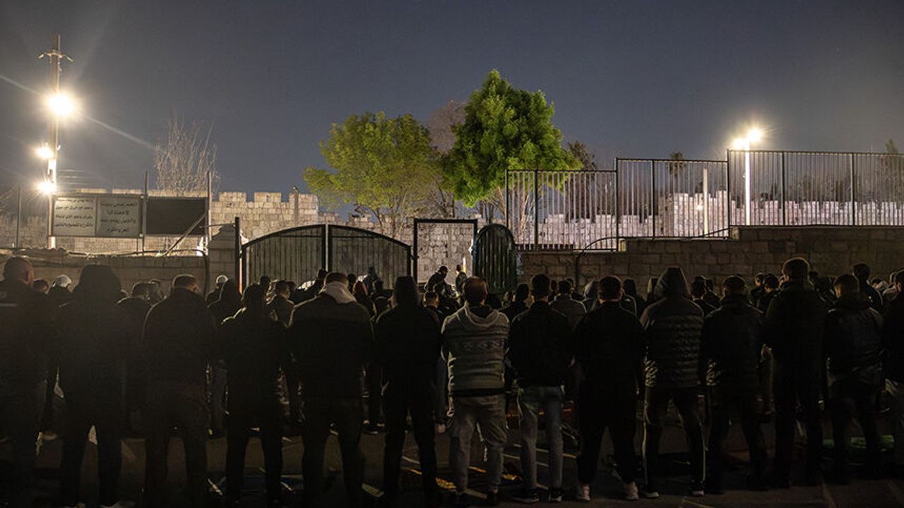 İşgalcilerin Mescid-i Aksa'yı kapatmasının ardından Filistinliler Harem-i Şerif yakınlarında teravih kıldı