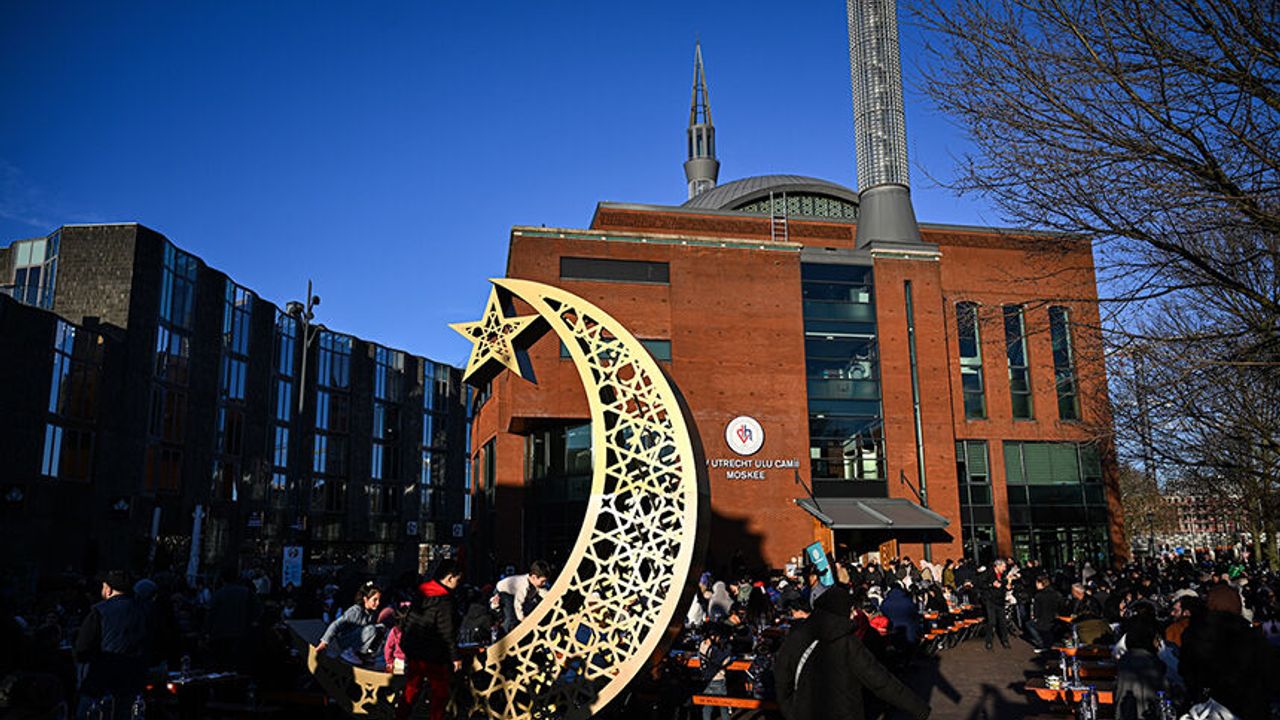 Hollanda'da minare gölgesinde iftar açtılar