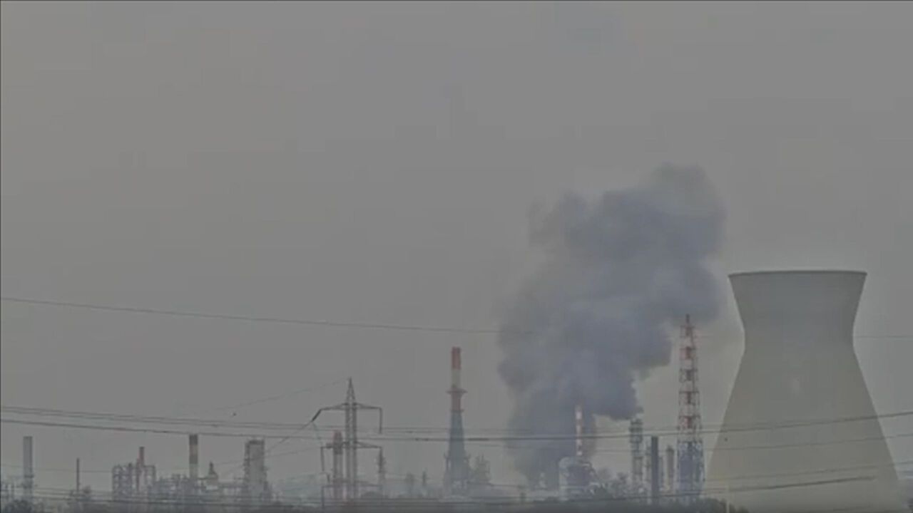 İran’ın hedef aldığı Hayfa'daki petrol rafinerisinden siyah dumanlar yükseliyor