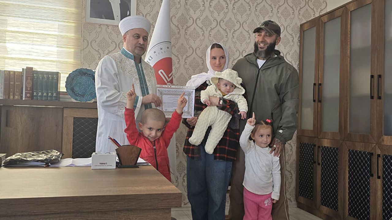 Ukraynalı kadın Kemer'de Müslüman oldu