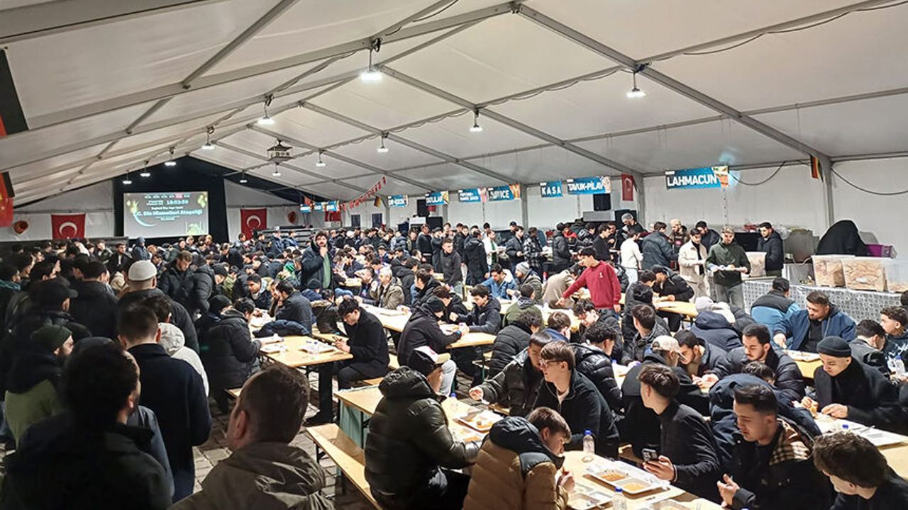 Nürnberg'de 600 genç geleneksel iftarda buluştu