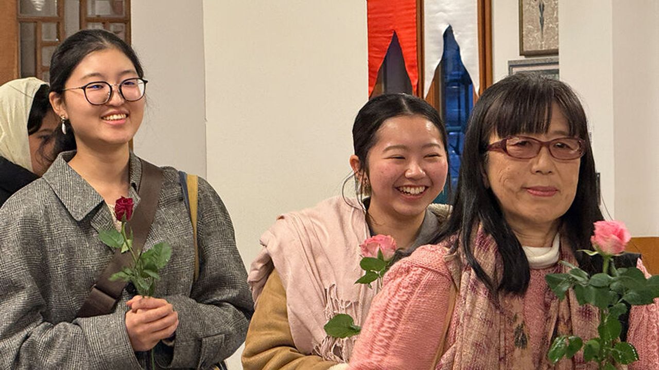 Tokyo Camii'nde kadınlar güllerle karşılandı