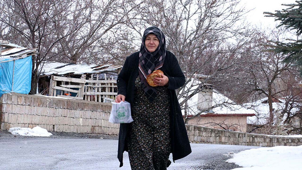 Gönüllü kadınlar yaşlı, engelli ve ihtiyaç sahiplerinin iftarlıklarını hazırlıyor