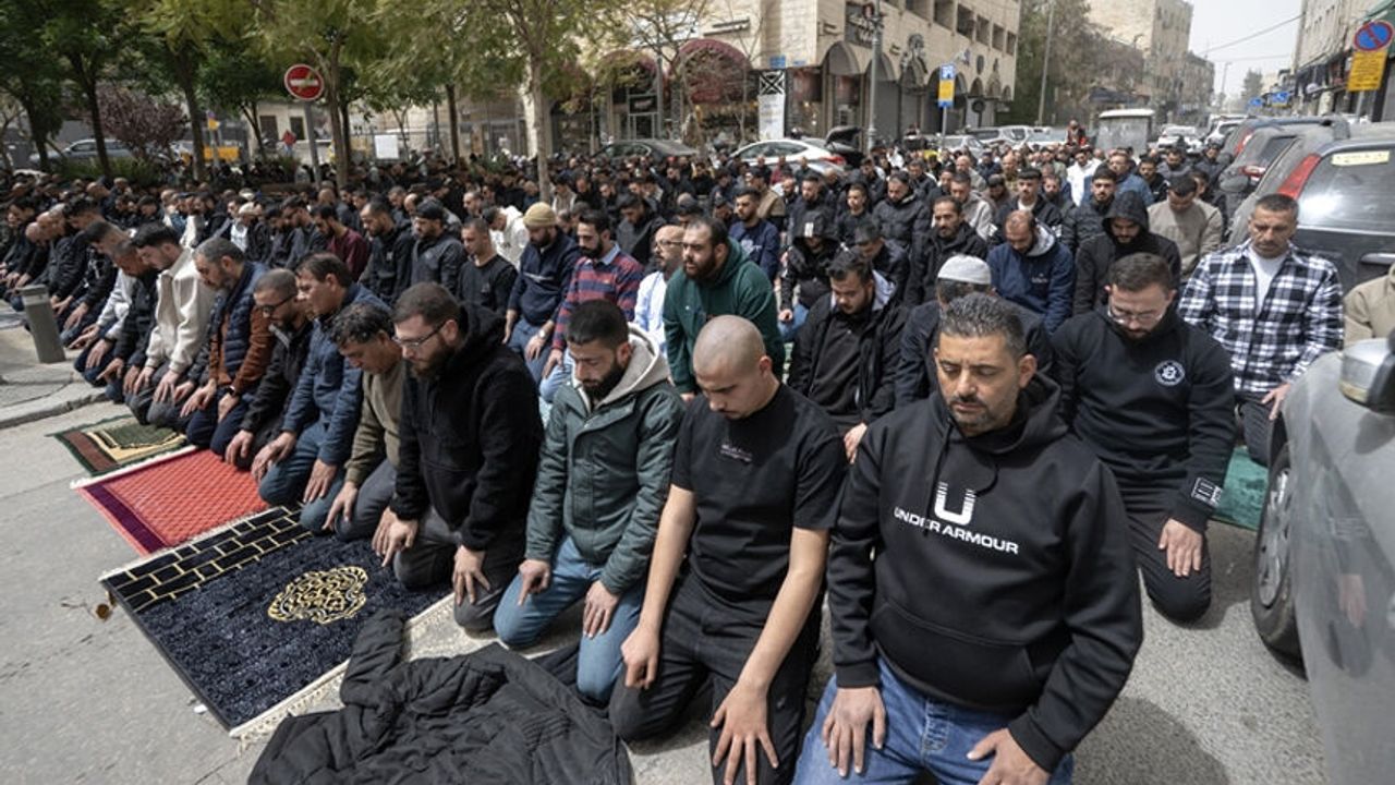 Filistinliler, İsrail'in kapalı tuttuğu Mescid-i Aksa çevresinde cuma namazı kıldı
