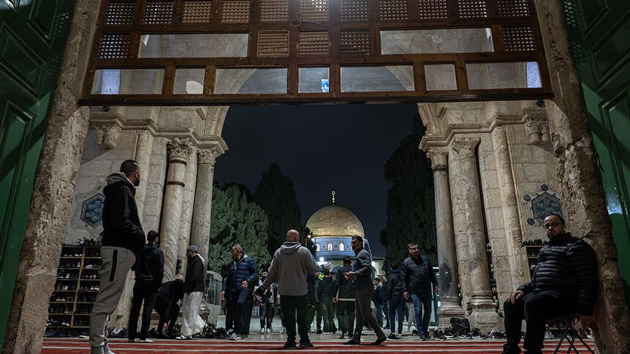 Mescid-i Aksa, 41 gün sonra ibadete açıldı