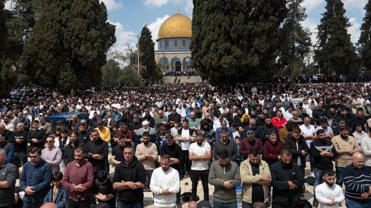 41 gün sonra açılan Mescid-i Aksa'da on binler cuma kıldı