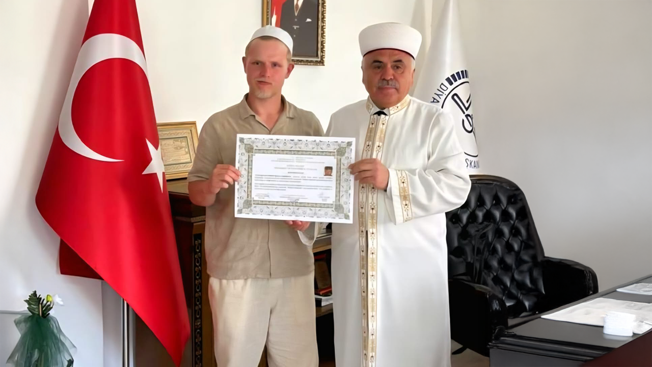 ALMAN GENÇ DİDİM'DE MÜSLÜMAN OLDU